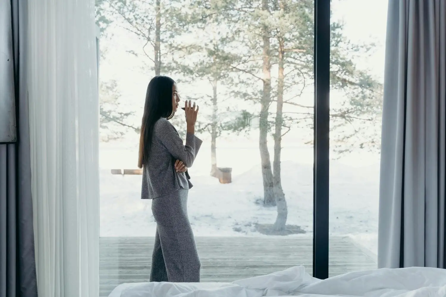 Ventana con doble vidriado que aísla el frío en un interior moderno durante el invierno