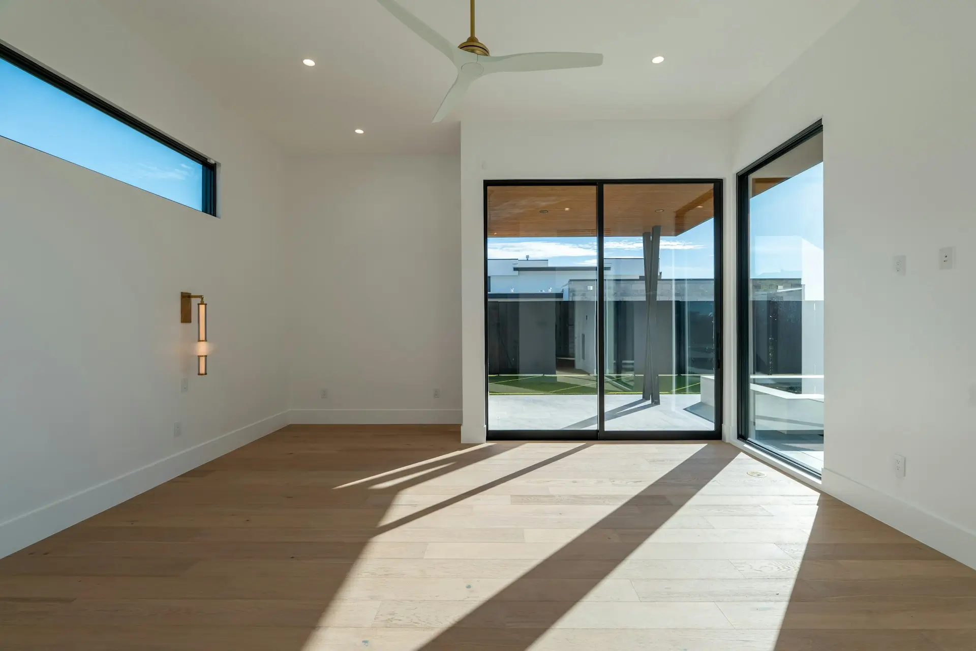 Puerta corrediza y paños fijos de vidrio que integran interior y exterior con luz natural