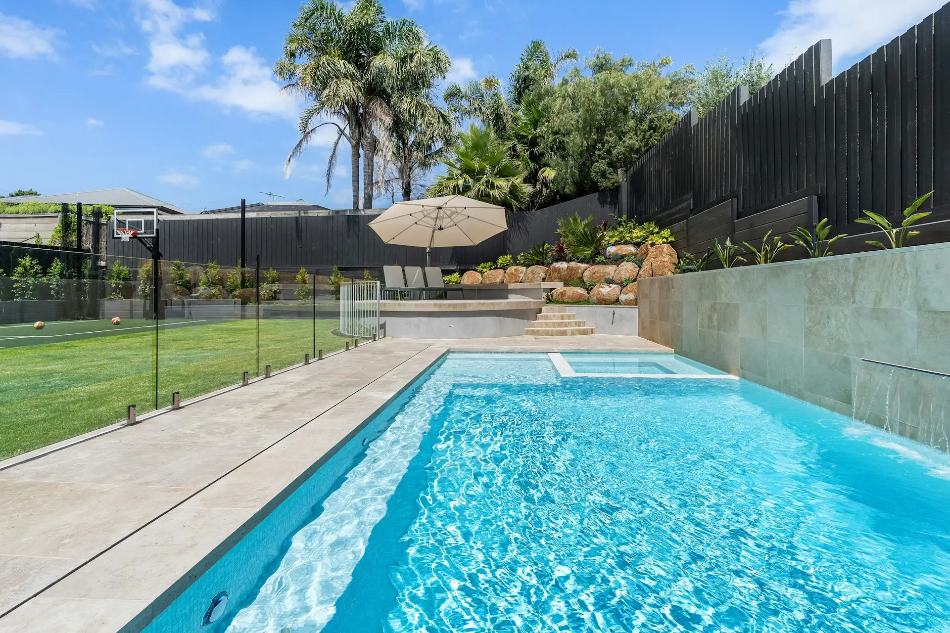 Cerramiento de vidrio templado alrededor de una piscina con vista despejada